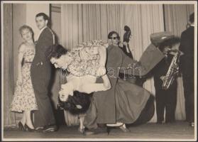 cca 1950 Fritz Schröter: Samba, pecséttel jelzett táncfotó, 13x18 cm