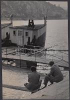 cca 1930 Szabó Gyula: Halászbárkák a pesti rakpart mentén, jelzetlen fotó a szerző hagyatékából, 14,5x21 cm