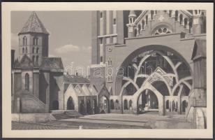 cca 1935 A szegedi szabadtéri játékok díszlete a fogadalmi templom előtt, jelzetlen fénykép, 9x14 cm