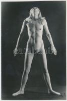 cca 1970 Merev mozdulatlanságban, finoman erotikus fénykép, 14x9 cm