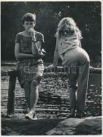 cca 1960 Dezső Pál: Partner nélkül, pecséttel jelzett, feliratozott fotóművészeti alkotás, 23x18 cm