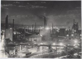 cca 1970 Mizerák István: Ózd, a vörös fények városa, feliratozva, 13x18 cm