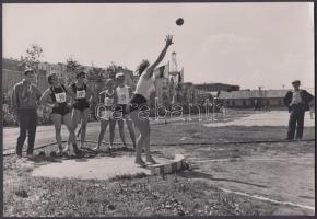 cca 1950 Női súlylökő verseny, oroszul feliratozva, 16x24 cm
