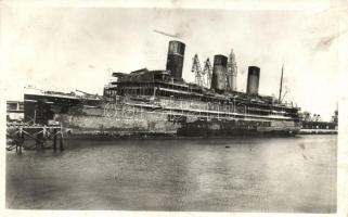 Le Paquebot Atlantique apres le tragique incendie declare dans la Mer de la Manche; Cherbourg / Liner Atlantique after fire (fl)