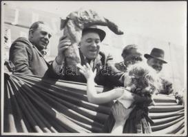 1947 május 1. Tiszavölgyi József: Egy kislány nagy kiflivel köszönti Rákosi elvtársat, feliratozva, 13x17 cm