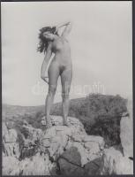 cca 1970 Napfény, jó levegő, lágy szellő, szép kilátás, csábos panoráma, finoman erotikus fénykép, 24x18 cm / cca 1970 Erotic photo, 24x18 cm