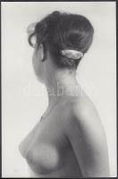 cca 1970 Szégyenlős mellkép, jelzetlen finoman erotikus fotóművészeti alkotás, 29x19 cm / cca 1970 Nude photo, 29x19 cm