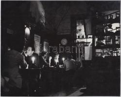 cca 1960-1970 Lukács Ferenc (London): Gyertyafényes kávézó, pecséttel jelzett éjszakai fotó, 20x25 cm