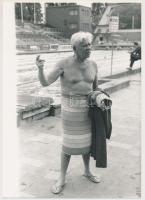 1988 Marosán György (1908-1992) politikus a margitszigeti sportuszodában, 80 éves korában, feliratozott sajtófotó, 18x13 cm