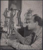 cca 1960 Tiszavölgyi József: Szobrász és modellje, finoman erotikus fénykép, 2 db fotó, 13x11 és 23x17 cm