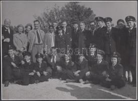 1959. október 25. Tiszavölgyi József pecséttel jelzett vintage felvétele az úttörővasutat meglátogató külföldi vendégekről és a szolgálatban levő gyermekekről, 13x18