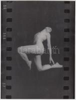 cca 1970 Testformáció, finoman erotikus fénykép, 24x18 cm / cca 1970 Erotic photo, 24x18 cm