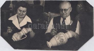 cca 1950-1960 Tiszavölgyi József: Ifj. Badár Balázs és leánya Júlia mezőtúri fazekas család, képsarkok levágva, feliratozva, 7x13 cm
