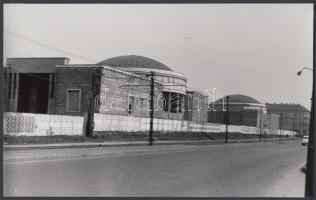 1968 Budapesti várostörténeti lelet, a Népstadion kupolák bontása, 2 db fotó, 15x24 cm