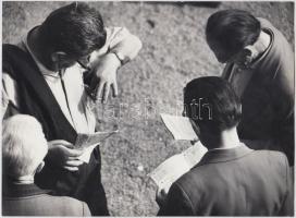 cca 1960 Kotnyek Antal (1921-1990) fotóriportja a budapesti lóversenypályáról, 5 db jelzés nélküli v...