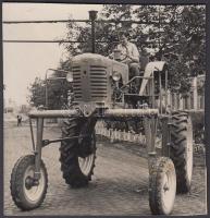 cca 1950 Hidas traktor első útja, 17x16,5 cm