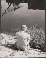 cca 1930 Reich Péter Cornel: Vasárnapi pecás az Újpesti-híd alatt, pecséttel jelzett vintage fotó, 22,5x17,5 cm