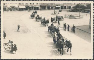 1937 Lakodalmas fogatok át a Fő téren, 9x14 cm