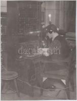 cca 1948 Tiszavölgyi József: Telefonközpont kezelő, pecséttel jelzett fotó, 19x14 cm