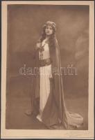 1918 Színházi jelmezben, aláírt (de nehezen olvasható) drezdai fényképész vintage műtermi alkotása, fotóméret 23x15 cm, karton 25x17 cm