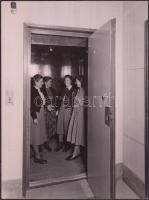 cca 1950-1955 Járai Rudolf (1913-1993): Új lift az irodaházban, pecséttel jelzett vintage fotó, 24x18cm