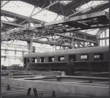 cca 1960 A wroclawi Állami Pafawag Vagongyár szerelő csarnoka, gyártmányaik Pobuda fotó: Magyarországon is szép számmal gurulnak, feliratozott sajtófotó, 20x18 cm