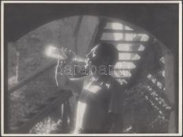 cca 1930 Dr. Leszl Kornél: Melengető itóka a korai napsütésben, jelzetlen vintage fotó a szerző hagyatékából, 18x24 cm