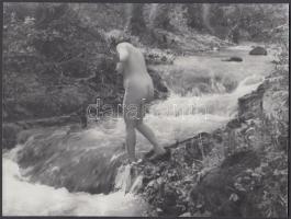 cca 1930 / cca 1970 Zsuzsanna fürdőzése a patakban, finoman erotikus fénykép, 18x24 cm