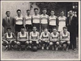 1948 Pobuda fotó: Magyar kosárlabda válogatott a londoni olimpia előtt, valószínűleg az egyik csapattag dedikálásával, pecsétel jelzett vintage fotó, 18x24 cm