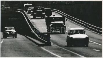 cca 1970 Gebhardt György (1910-1993): Autók a felüljárón, jelzetlen vintage fotóművészeti alkotás a szerző hagyatékából, 13x24 cm