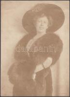 cca 1920 Máté Olga (1878-1961): Muffos, kalapos hölgy, hidegpecséttel jelzett vintage fotó, felülete nem hibátlan,  22x16 cm