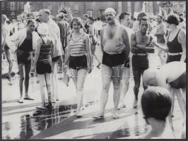 cca 1930 Fürdőruhás strandon, jelzetlen életkép, 18x24 cm