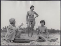 cca 1970 Természetimádó nudisták hétvégi programja, 18x24 cm
