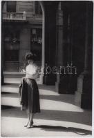 cca 1960 Magyar Alfréd: Miért késik? Jelzetlen vintage fotóművészeti alkotás, 24x16 cm