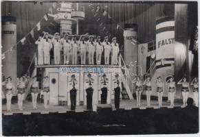 cca 1940 Liebmann Béla (1899-1996) szegedi fotóriporter vintage felvétele a Falstaff színpadi hajó fedélzetéről, pecséttel jelzett, 8x12 cm