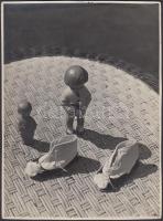 1938 Korschelt Miklós (1900-1982): Az első lépés, vintage fotóművészeti alkotás, aláírással, feliratozva, 23x17 cm