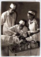 cca 1950 Körmendy Imre: Munka közben. Jelzett vintage fotó. Kiállításon szerepelt. 30x40 cm