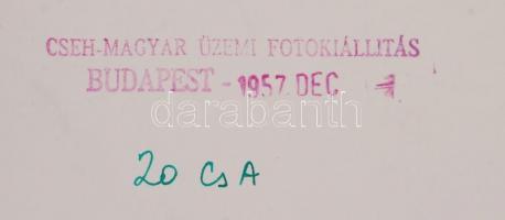 cca 1950 Körmendy Imre: Munka közben. Jelzett vintage fotó. Kiállításon szerepelt. 30x40 cm