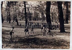 cca 1950 Körmendy Imre: Vasárnap a Ligetben. Jelzett vintage fotó. Kiállításon szerepelt. 28x41 cm