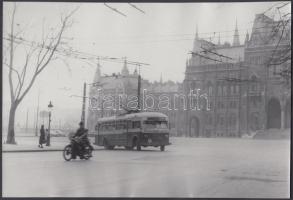 cca 1950-1960 Troli közlekedés Budapesten, a 70A járatról, 2 db jelzetlen fénykép Kotnyek Antal (1921-1990) hagyatékából, 16x24 cm