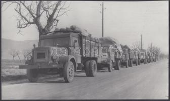 cca 1950 Teherautó konvoj Budapest felé, a beszolgáltatott élelmiszerekkel és terményekkel megrakodva, 14x24 cm