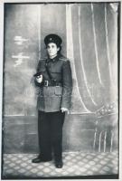 cca 1950/cca 1980 Hajdú János (Csongrád): Exponálj vagy lövök! Rendőrnő a fényképész műtermében, 15x10 cm