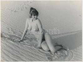 cca 1960-1970 Dezső Pál: Futóhomokon megpihenve Kecskemét határában, jelzetlen, finoman erotikus  fotóművészeti alkotás a szerző hagyatékából, 18x24 cm / cca 1960-1970 Erotic photo, 18x24 cm