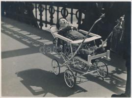 cca 1935-1940 Gaál Margit (1913-1999): Délelőtti séta, vintage fotó a szerző hagyatékából, 17x23 cm