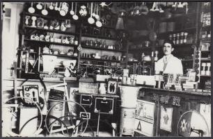 cca 1930/cca 1970 Vaskereskedés árukészlete, jelzetlen fotó Lőcsey Árpád kecskeméti fényképész hagyatékából, 9x14 cm