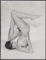 cca 1970 Reggeli torna egy fárasztó éjszaka után, finoman erotikus fénykép, 24x18 cm / cca 1970 Erotic photo, 24x18 cm