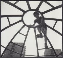 cca 1980 Minél magasabbra, jelzetlen fotóművészeti alkotás, 17,5x19 cm