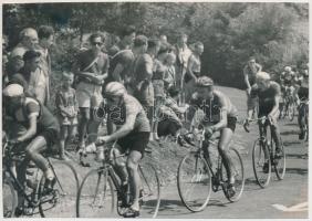 cca 1950-1955 Bojár Sándor (1914-2000): Kerékpárverseny hegyi terepen, pecséttel jelzett vintage sportfotó, 9x12 cm