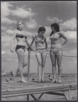 cca 1965-1970 Balatoni nyár, jelzetlen képriport Kotnyek Antal (1921-1990) hagyatékából, 12 felvétel, 2 db 18x24 cm-es fotópapíron