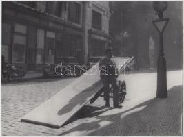 cca 1960/cca 1990 Hordár, jelzetlen fotóművészeti alkotás Kotnyek Antal (1921-1990) hagyatékából, 18x24 cm